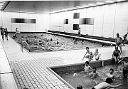 Schwimmbad_innen.jpg Schwimmbad_innen.jpg